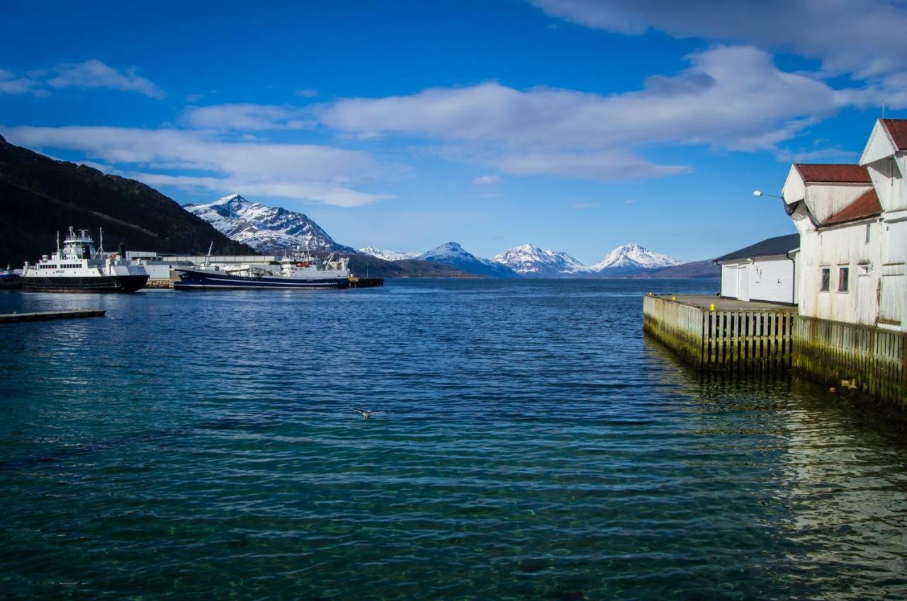 Lofoten Gate Hostel Lodingen Bagian luar foto